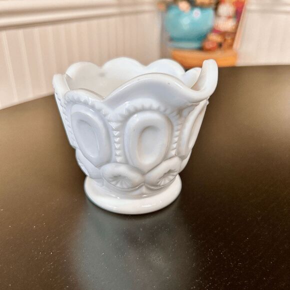 Vintage L.E. Smith Glass Moon and Stars Milk Glass Creamer - Picture 4 of 5